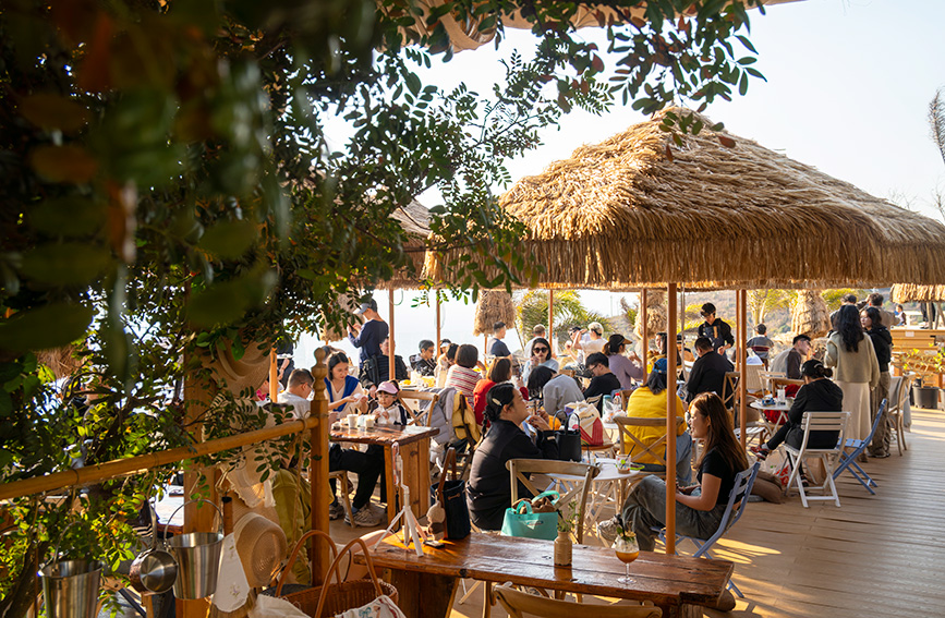 游客在喝咖啡。陈超摄